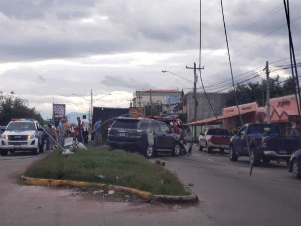 Un muerto y cinco heridos deja aparatoso accidente en bulevar de Choluteca