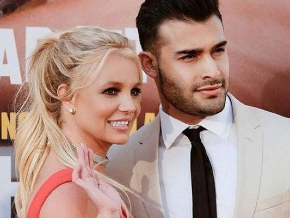 Britney Spears presume anillo de diamantes, ¿Está comprometida?