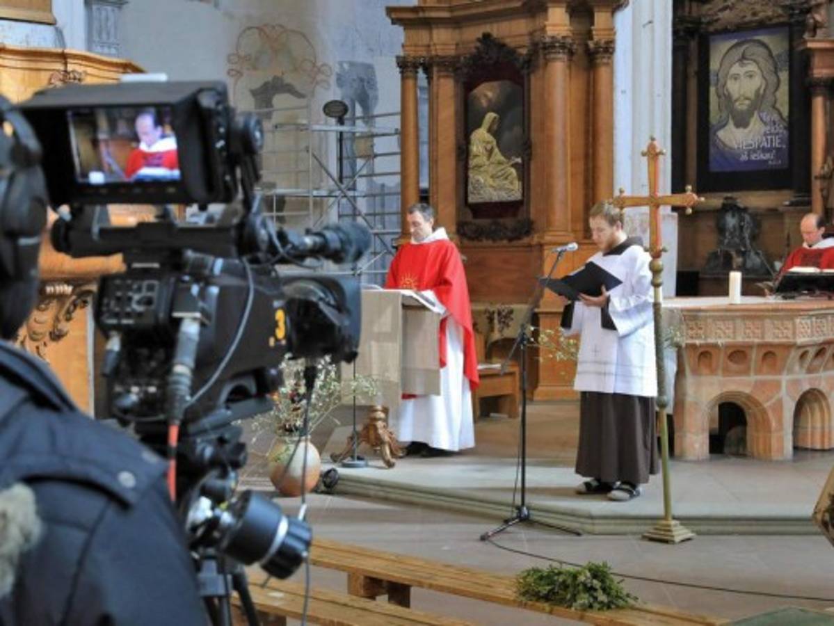 Helicópteros y tecnología para llevar Semana Santa a casas en América Latina