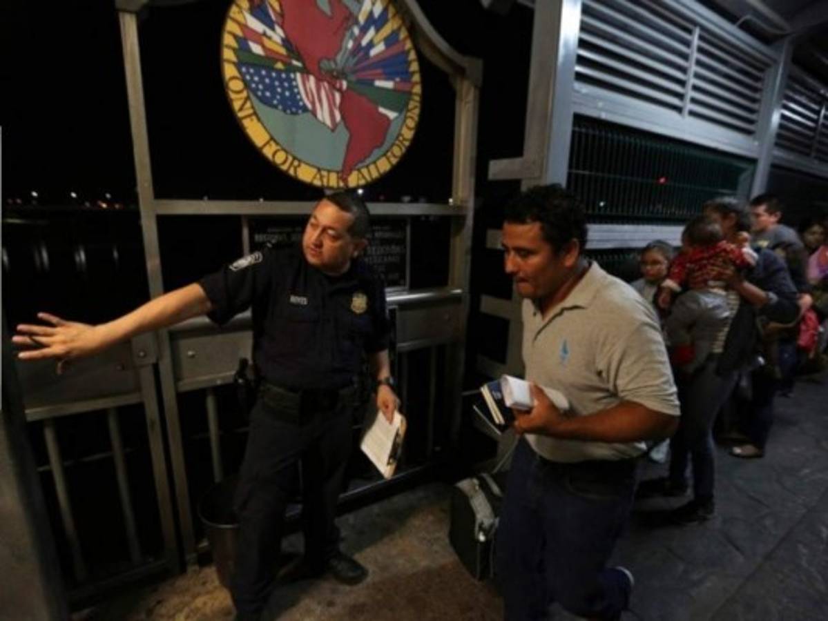 Migrantes devueltos por EEUU son presa fácil de carteles en México