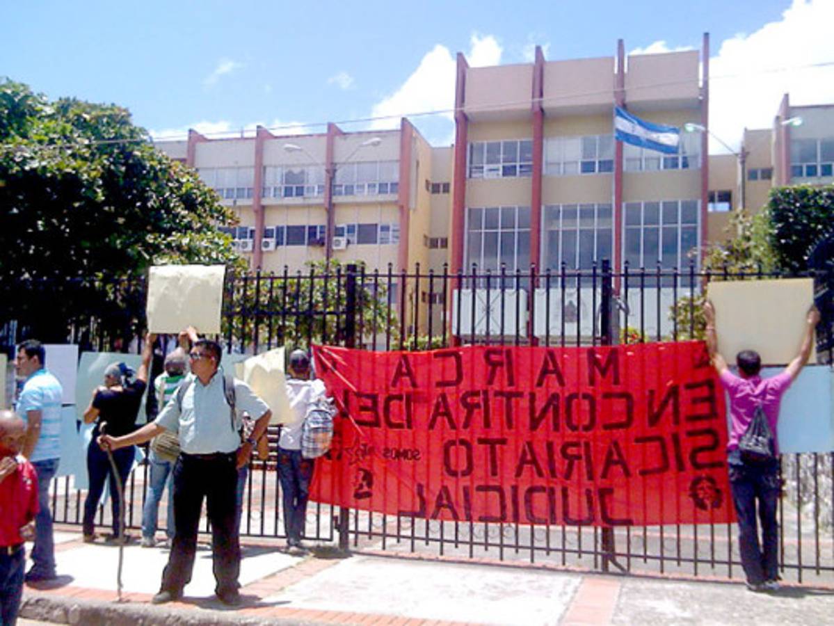 Desalojan a pobladores del Bajo Aguán que se plantaron frente a sede del Poder Judicial