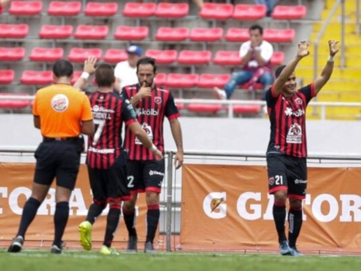Roger Rojas anota en la victoria de Alajuelense sobre Saprissa
