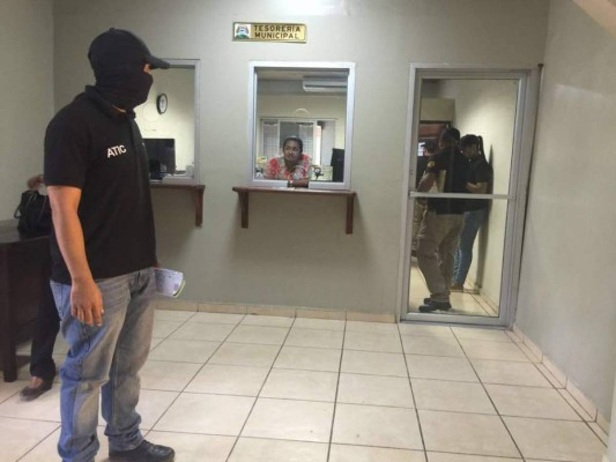 Copias de cheques hallan en la celda del alcalde de Yoro