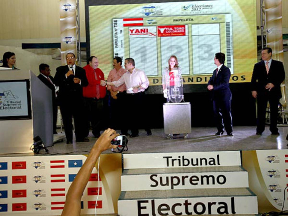 TSE realiza el sorteo de papeletas electorales