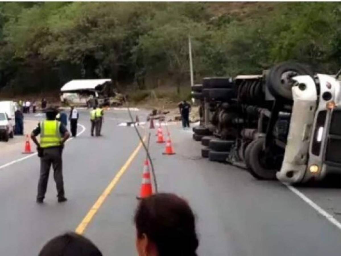 Aparatoso choque entre tráiler y bus deja 17 muertos en Guatemala