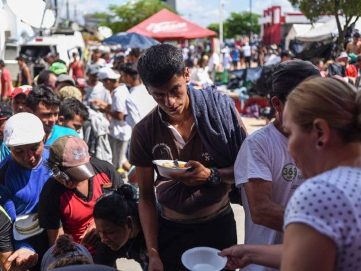 Gobierno hondureño promete empleo a migrantes de la caravana que regresen