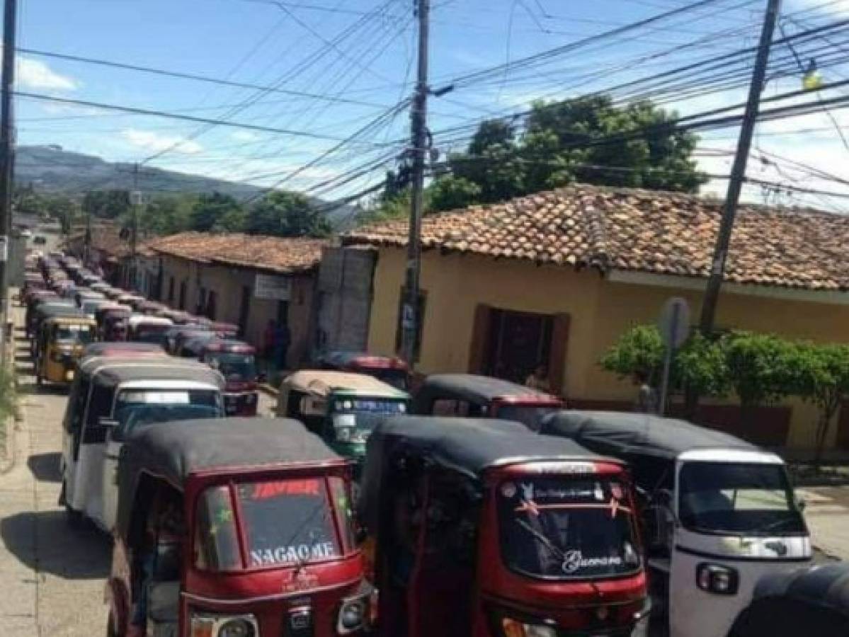 Con caravana de mototaxis entierran a uno de los tres fallecidos en masacre en Valle