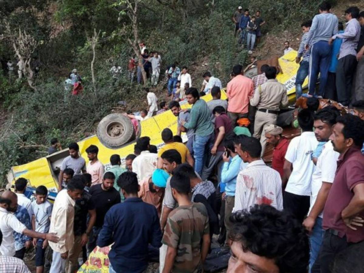 Accidente de bus escolar cae a un barranco y deja 30 muertos en la India
