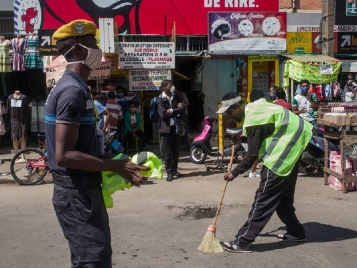 Madagascar obliga a barrer las calles a quienes salen sin mascarilla