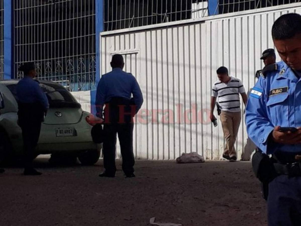 El cuerpo quedó tirado enfrente de una vivienda. Foto Alex Pérez| EL HERALDO