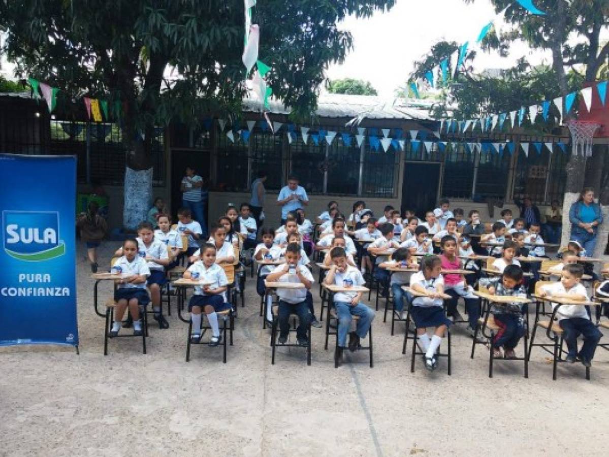 Sula dona pupitres a escuelas del país