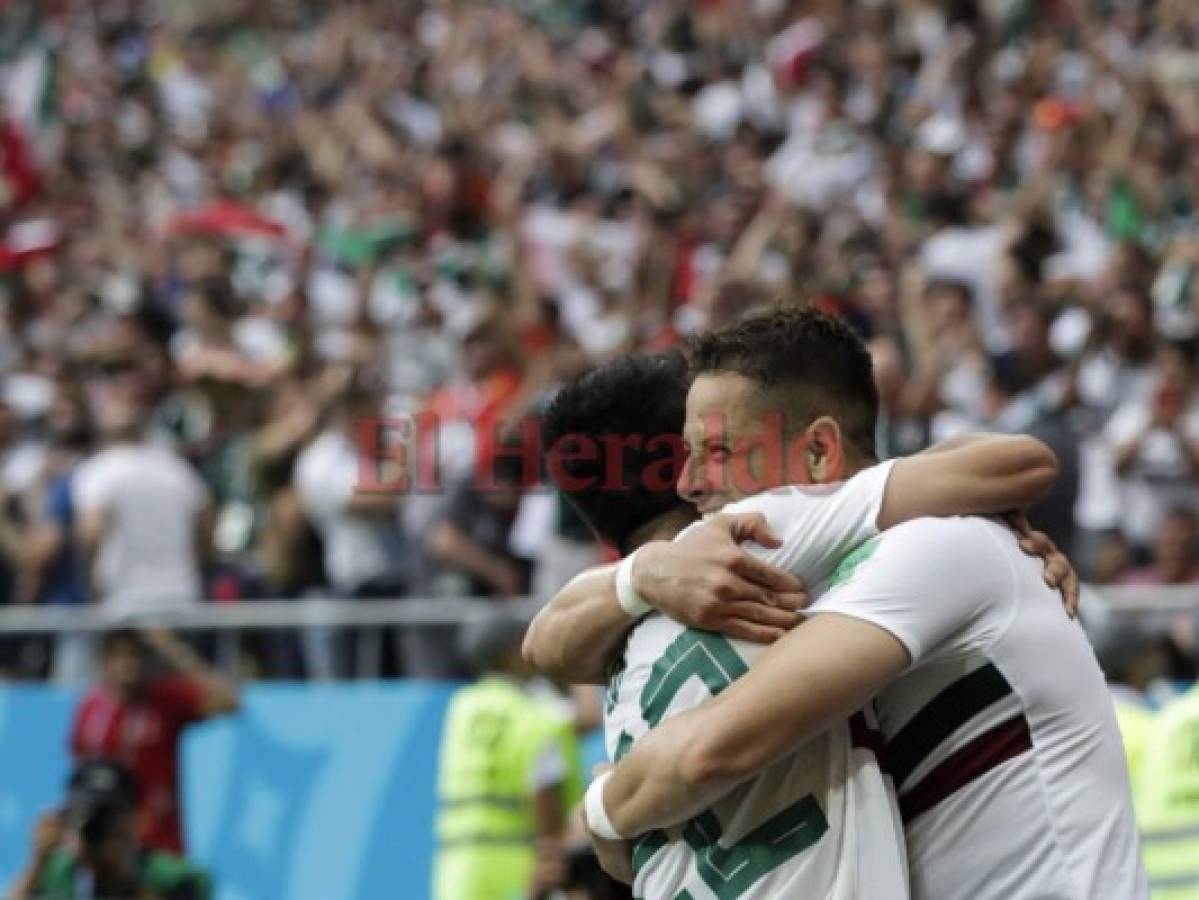 Así festejó 'Chicharito' el gol. Foto AFP