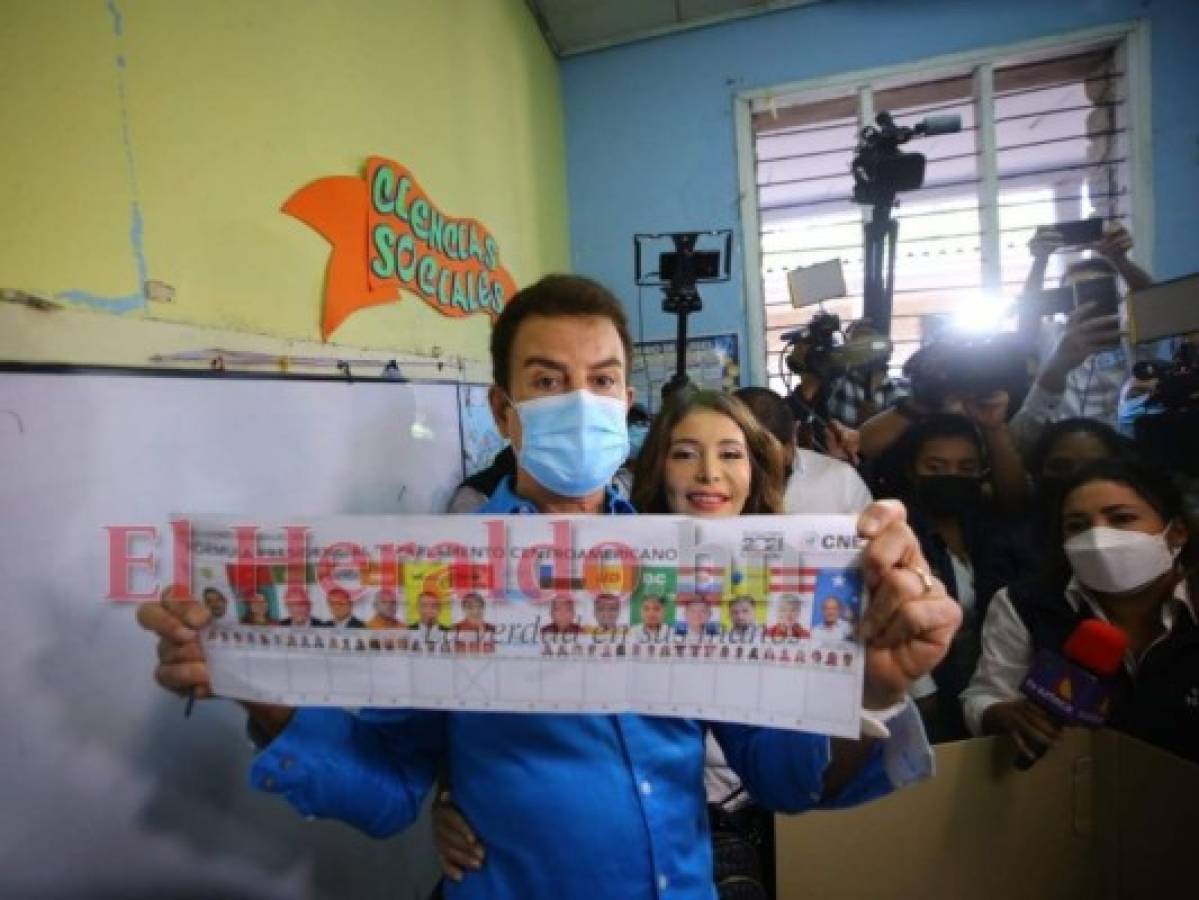 Junto a su esposa Iroshka Elvir, Salvador Nasralla acude a votar en la capital (FOTOS)