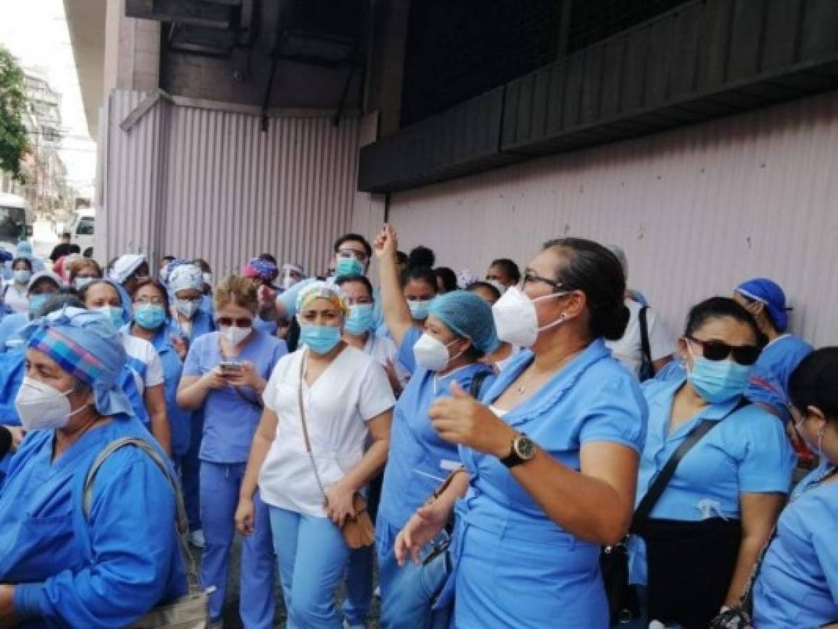'Dejen de decirnos heroínas y héroes, tenemos años en primera línea': enfermeras exigen reasignación de salarios