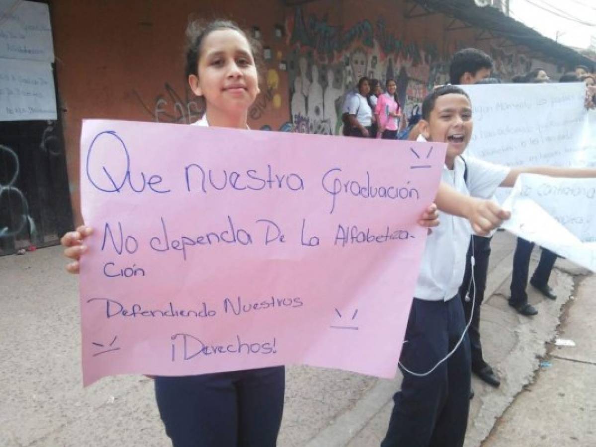 Honduras: Estudiantes protestan contra programa de alfabetización