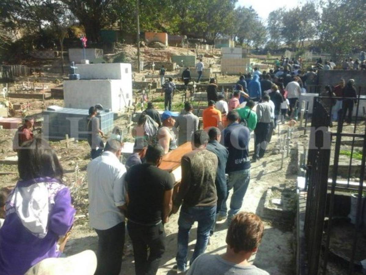 Entre llanto y dolor Santa Ana despide a dos de sus hijos que fallecieron en el accidente vial de la carretera al sur