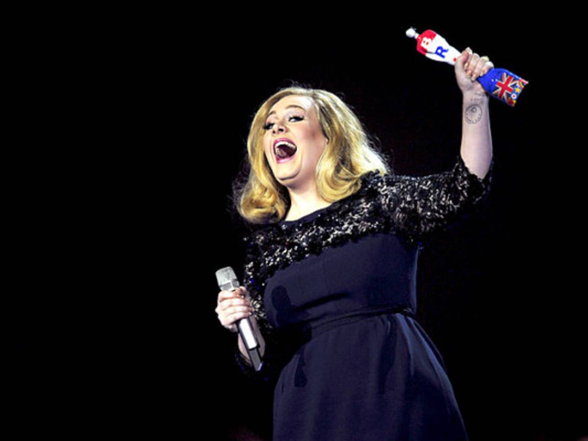 Adele canta el tema central de la nueva película de James Bond