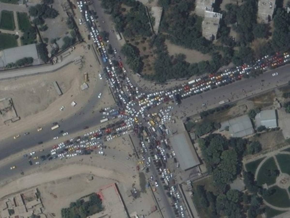 Disparos, empujones y desesperación: Momento en que afganos intentan escapar del aeropuerto