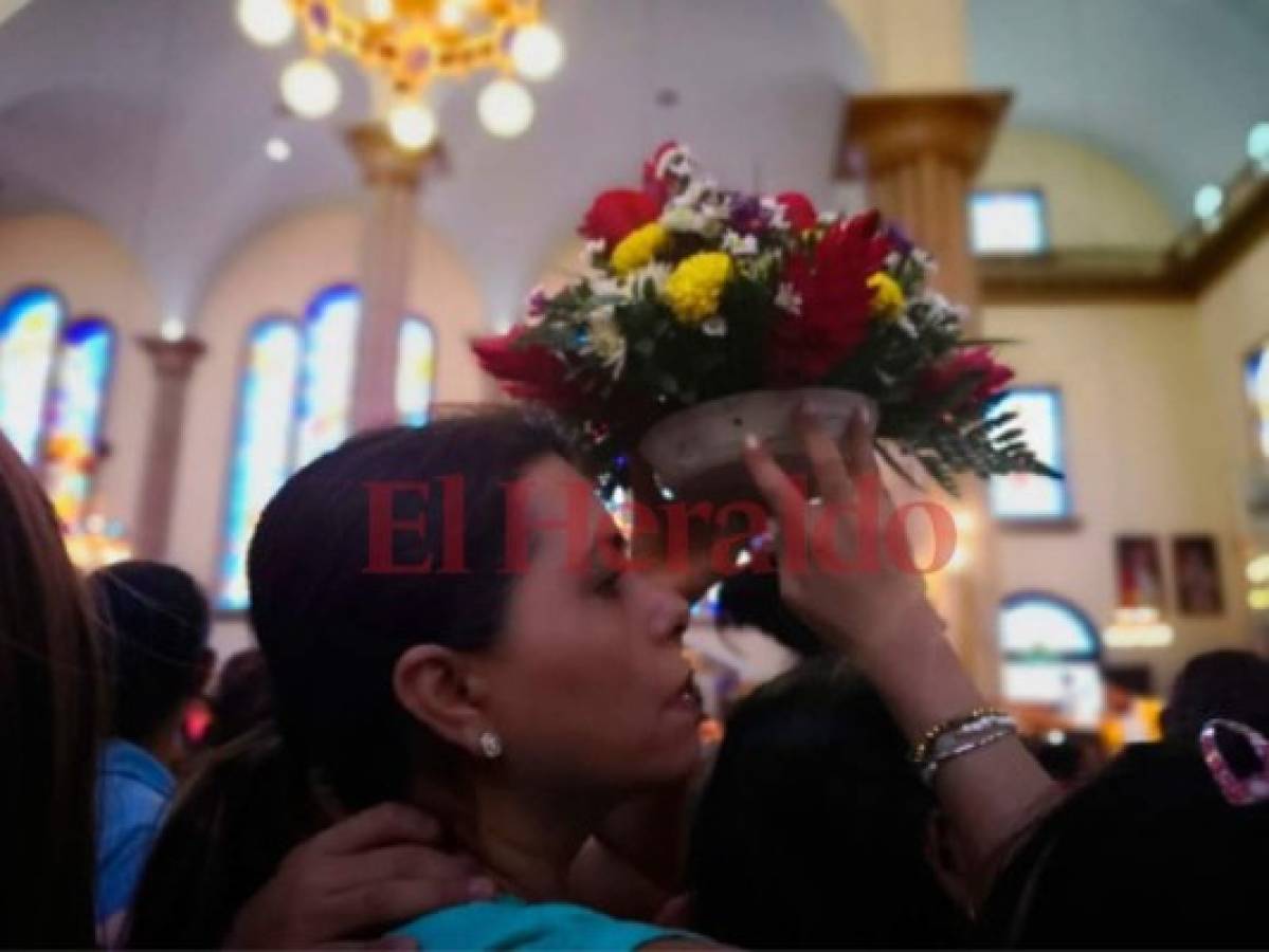 Devotos agradecen los milagros a la Virgen de Suyapa con velas, flores y de rodillas