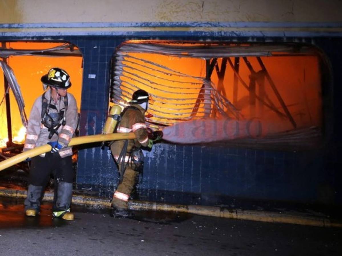 Propietario de negocio consumido en voraz incendio: 'Los recuerdos de mi padre se perdieron'
