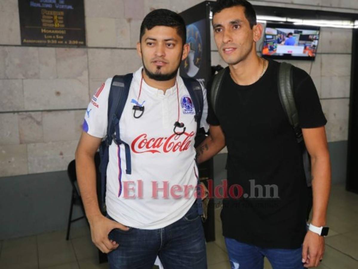 Este aficionado le pidió una foto a Cristian Madiana cuando llegó al Aeropuerto Internacional Toncontín. Foto: David Romero / El Heraldo