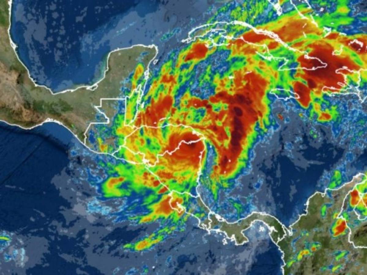 Eta se degrada a huracán de categoría 2 y avanza hacia Honduras
