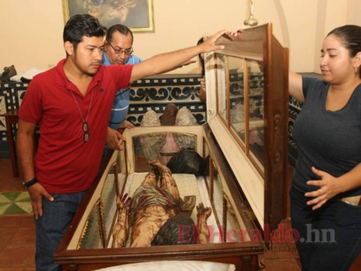 Caballeros del Santo Entierro a ofrendar su amor y gratitud