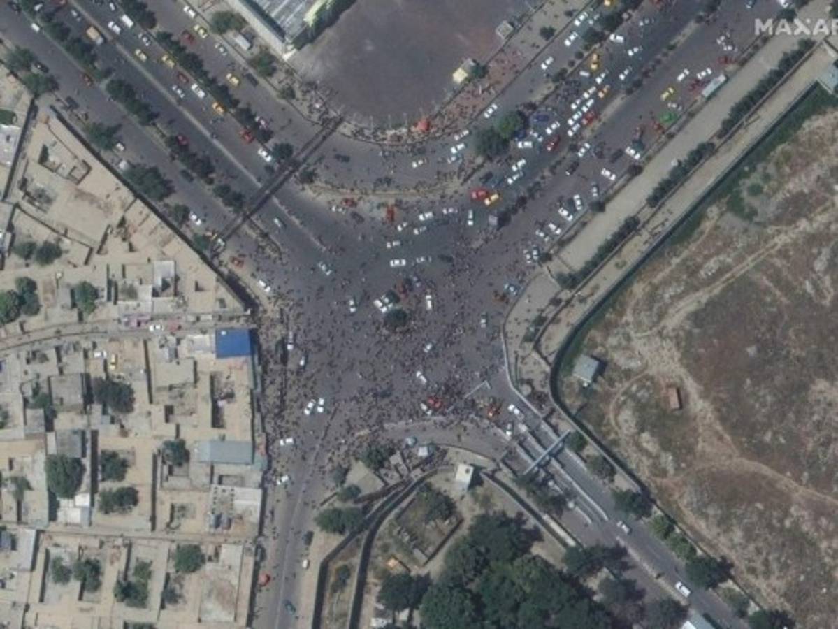 Disparos, empujones y desesperación: Momento en que afganos intentan escapar del aeropuerto