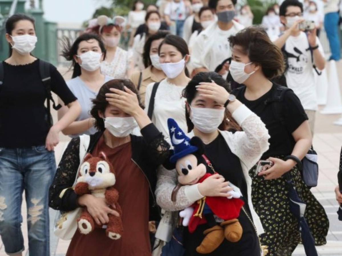 Fanáticos corren a comprar a las tiendas en Disneyland pese a que parque sigue cerrado