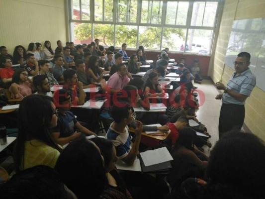 Estudio: Uno de cada cinco estudiantes en Honduras hace planes para emigrar