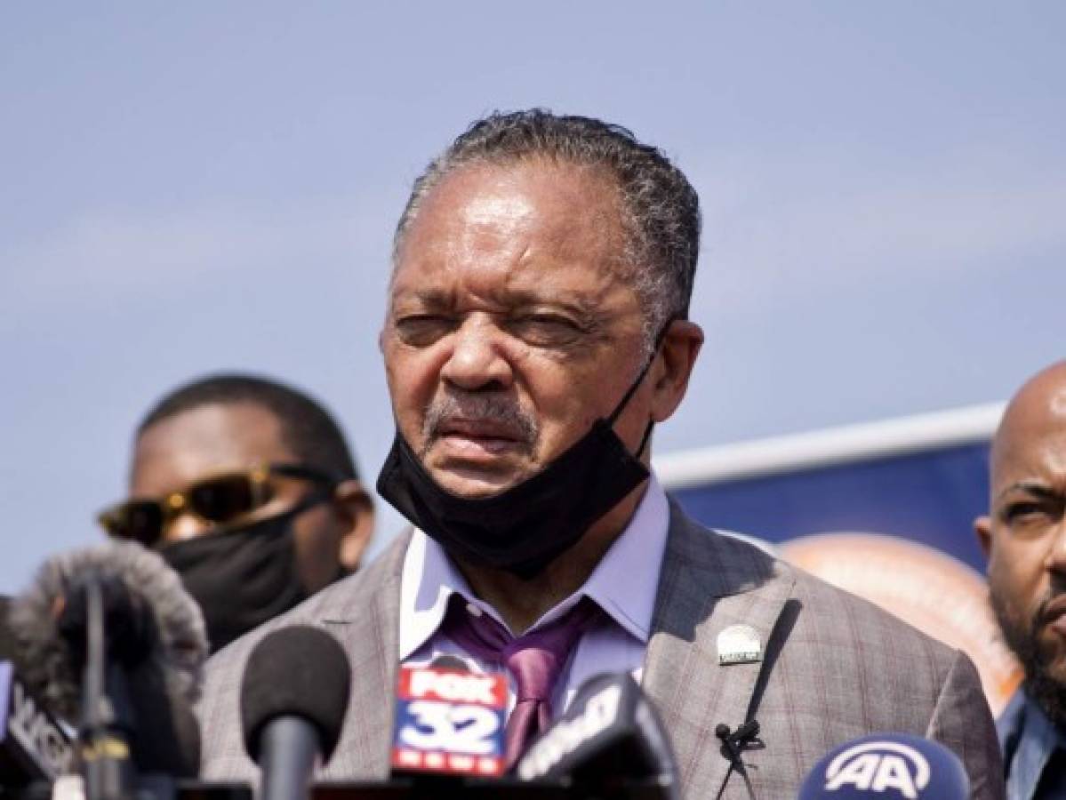 Hospitalizan al reverendo Jesse Jackson y a su esposa por covid-19