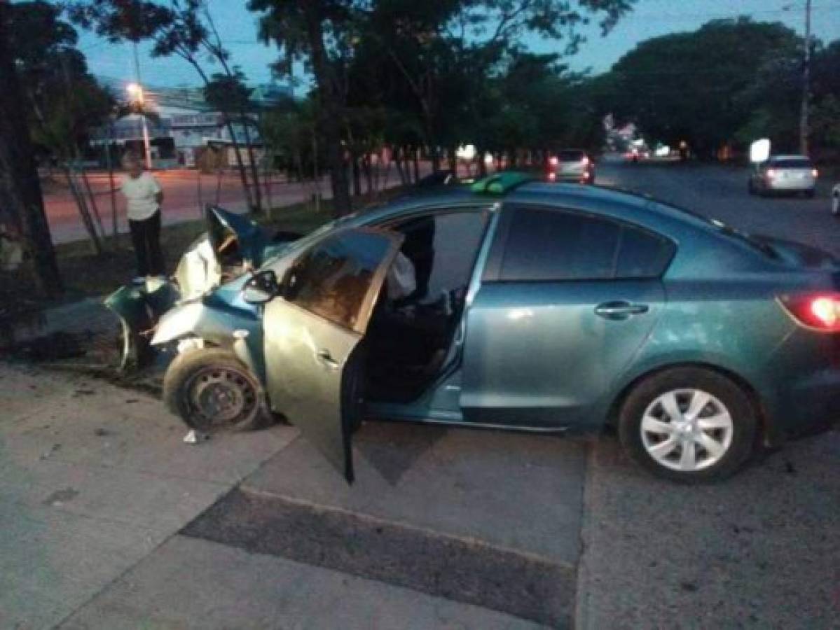 Personal de la Cruz Verde rescata a la víctima se accidente este martes en horas de la madrugada en el bulevar Suyapa.