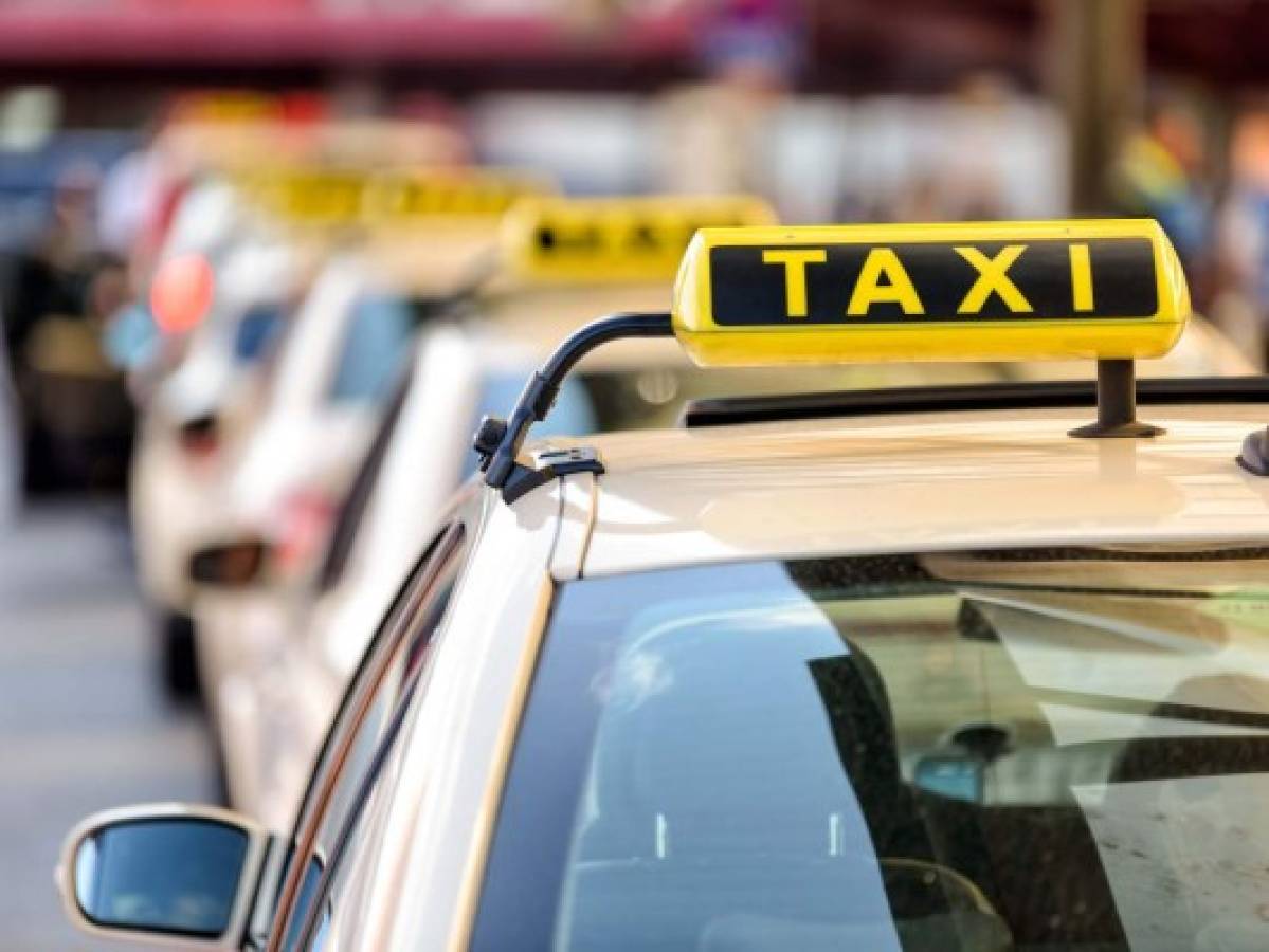 Desmantelan en París red de falsos taxistas que robaban a turistas latinoamericanos