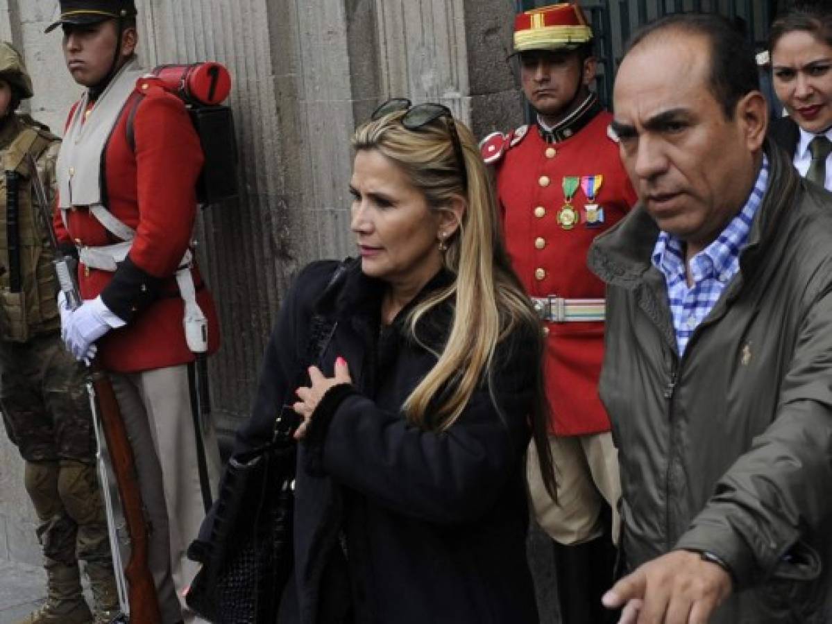 Jeanine Añez, autoproclamada presidenta de Bolivia, nombra a sus primeros 11 ministros