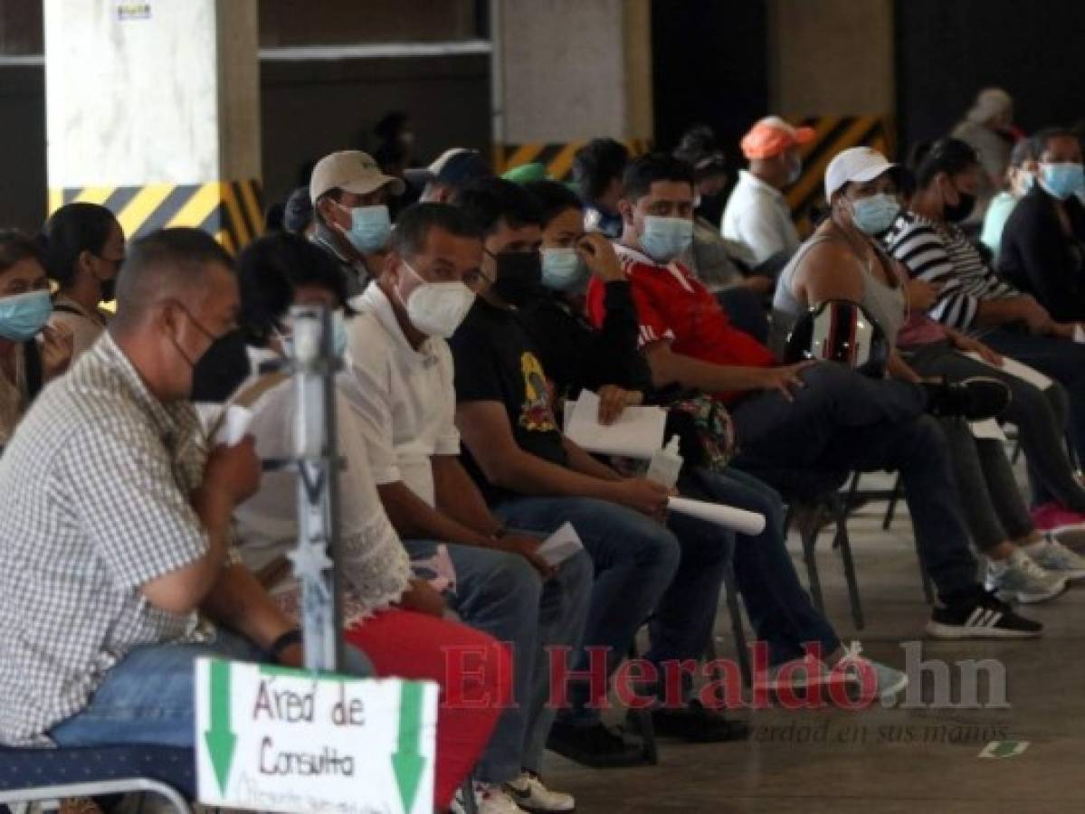 Las salas de espera permanecen abarrotadas de pacientes. Foto: Alex Pérez/El Heraldo