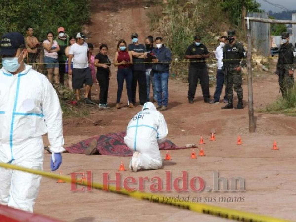 Los agentes encontraron unos 16 casquillos de arma nueve milímetros. Foto: Estalin Irías/ EL HERALDO.