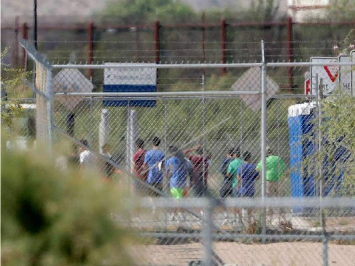 Unos 170 adolescentes migrantes seguirán alojados en tiendas de campaña