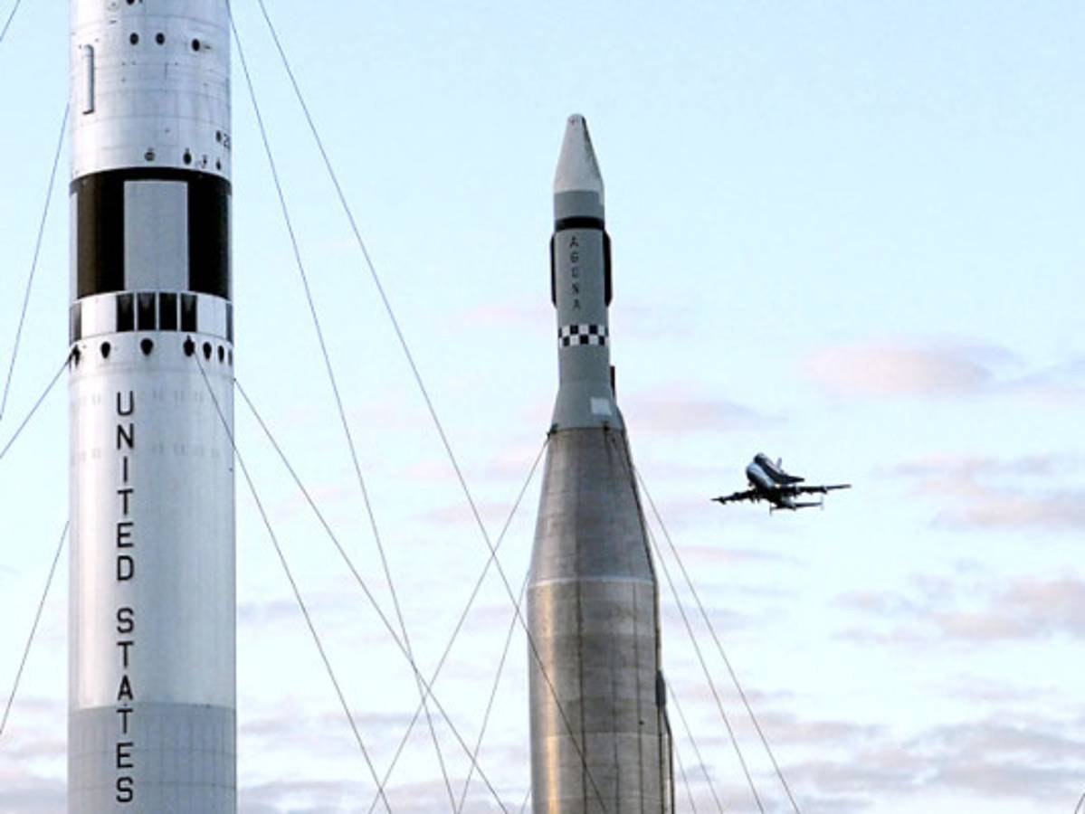 Transbordador Discovery en el último despegue, hacia el museo