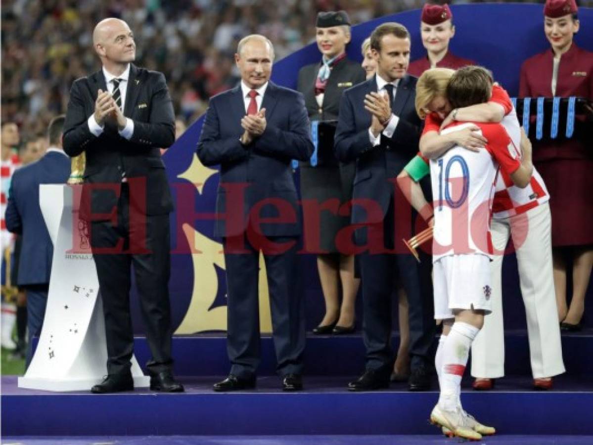 Bajo la lluvia, presidenta de Croacia apoya a su equipo tras perder la final del Mundial ante Francia
