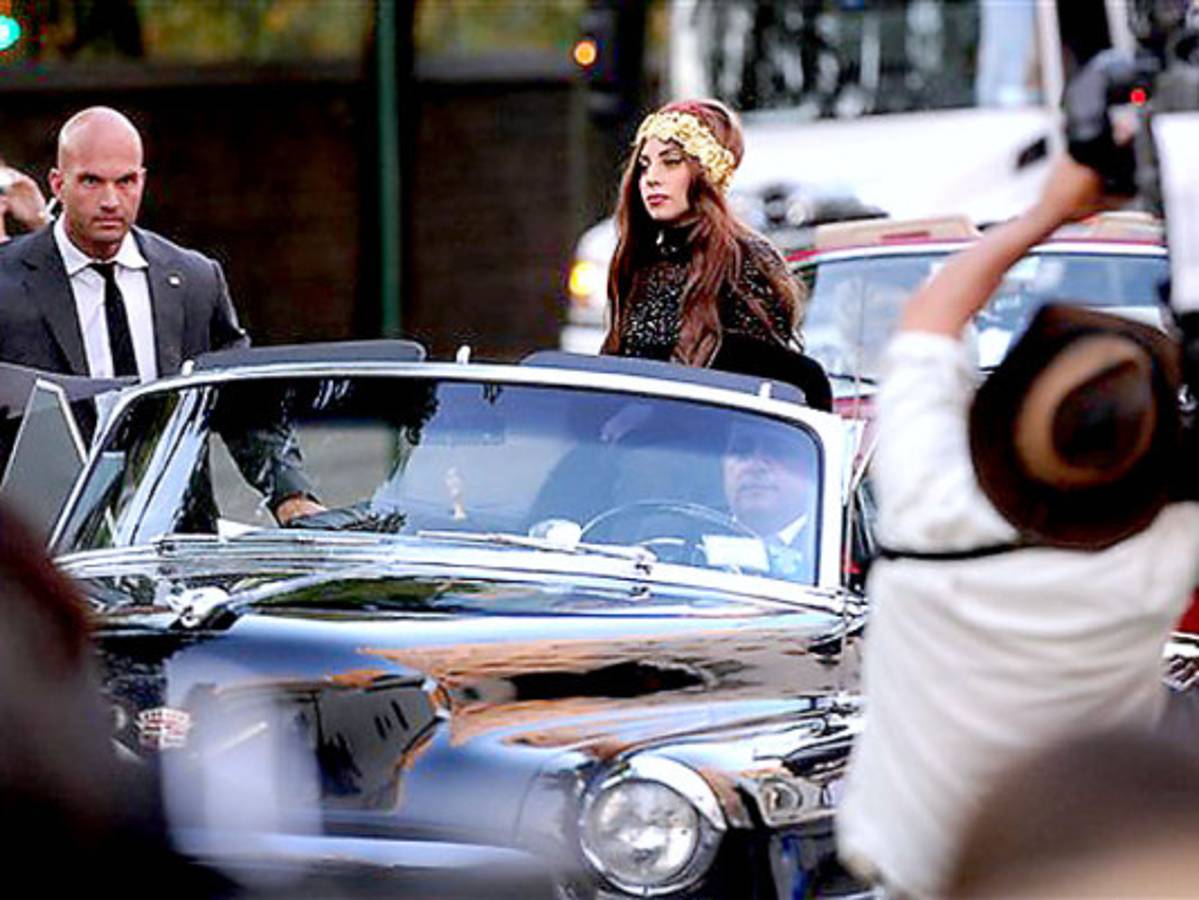 Lady Gaga se tatúa durante lanzamiento de perfume