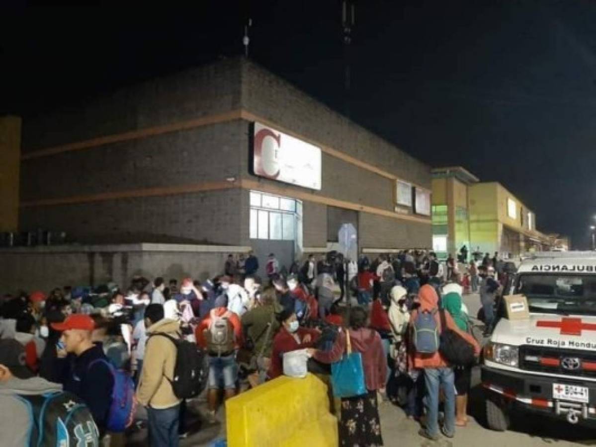 Hondureños afectados por Eta y Iota emprenden nueva caravana migrante