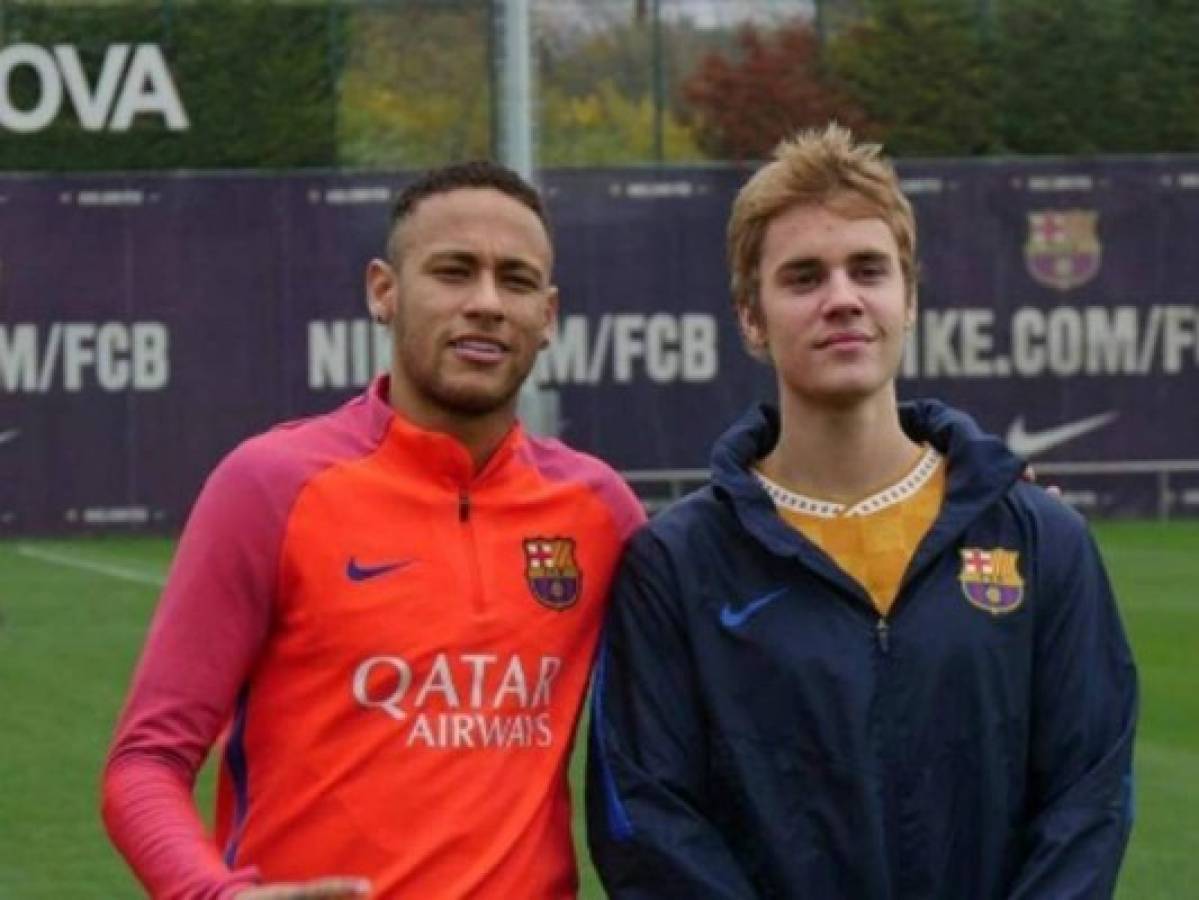 Neymar JR y Justin Bieber posan después del entrenamiento en Barcelona. (Foto: Redes sociales/ El Heraldo Deportes)