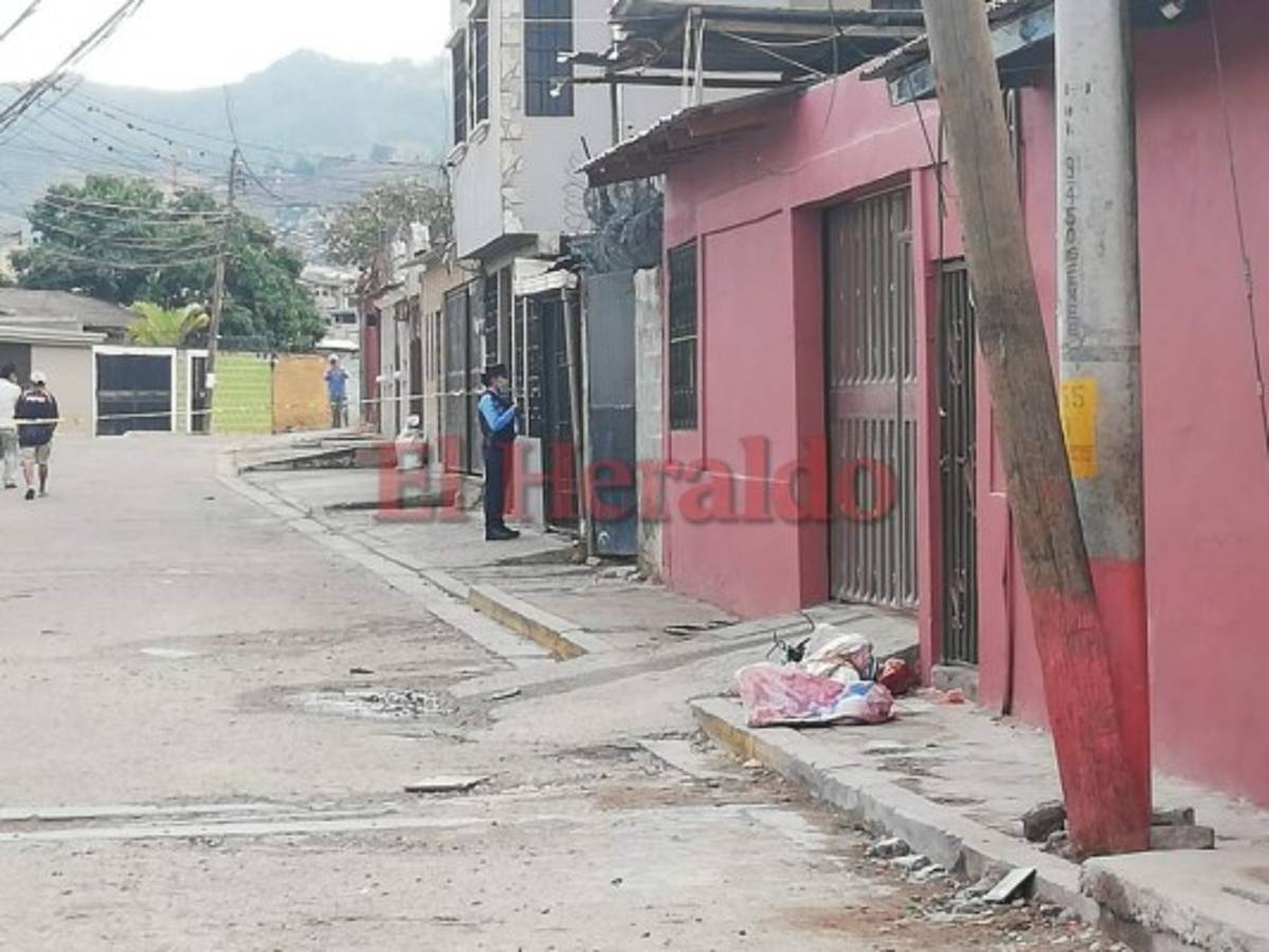 Abandonan cuerpo 'encostalado' y le dejan un rótulo en la colonia La Esperanza