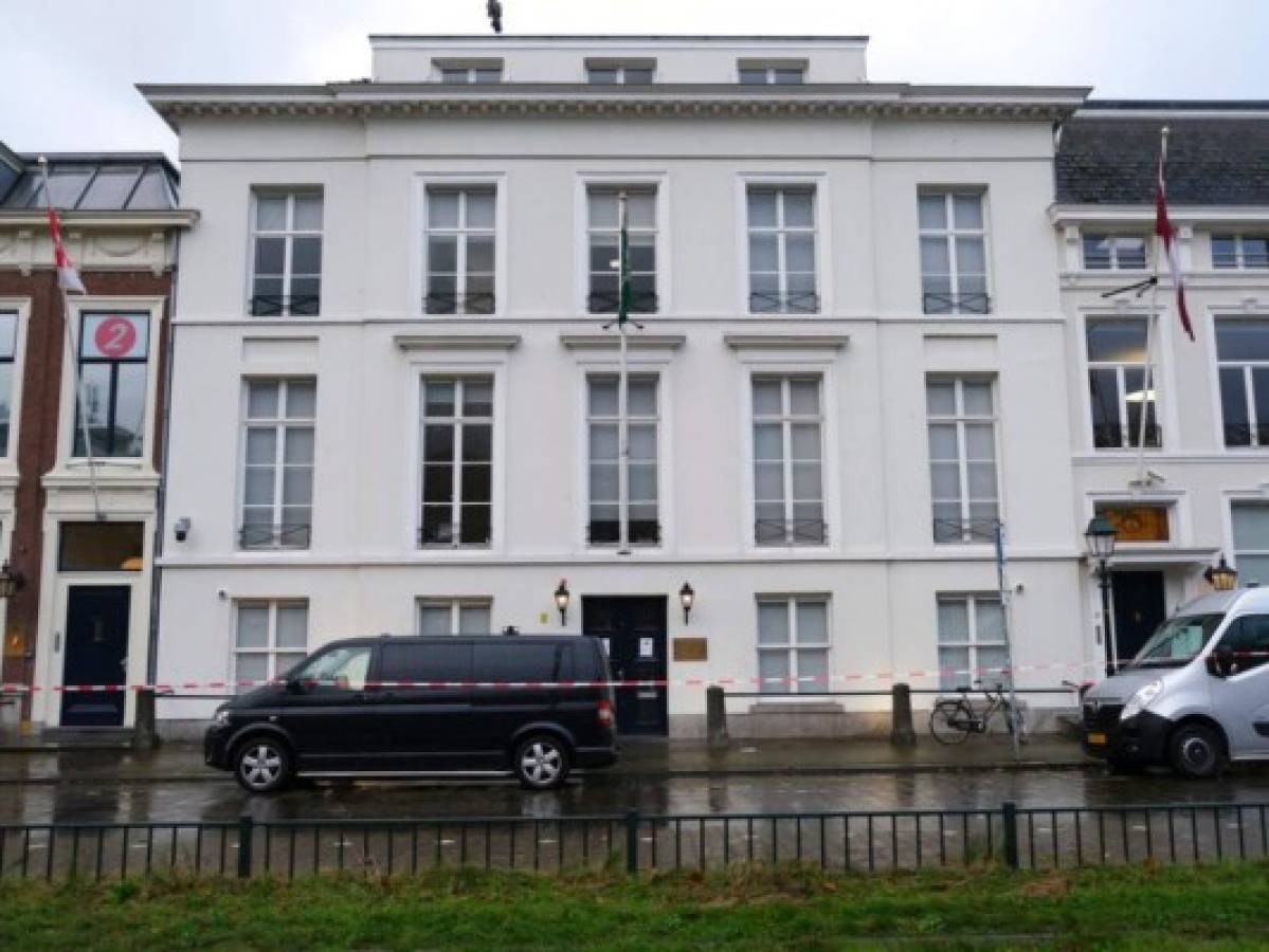 Balean la embajada saudí en Holanda; no hay heridos