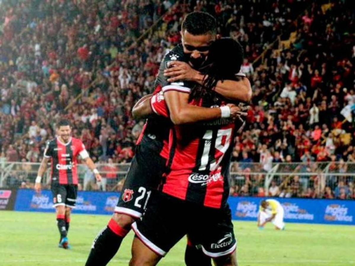 Alajuela se dejó empatar 3-3 ante Saprissa en el inicio de la cuadrangular final en Costa Rica