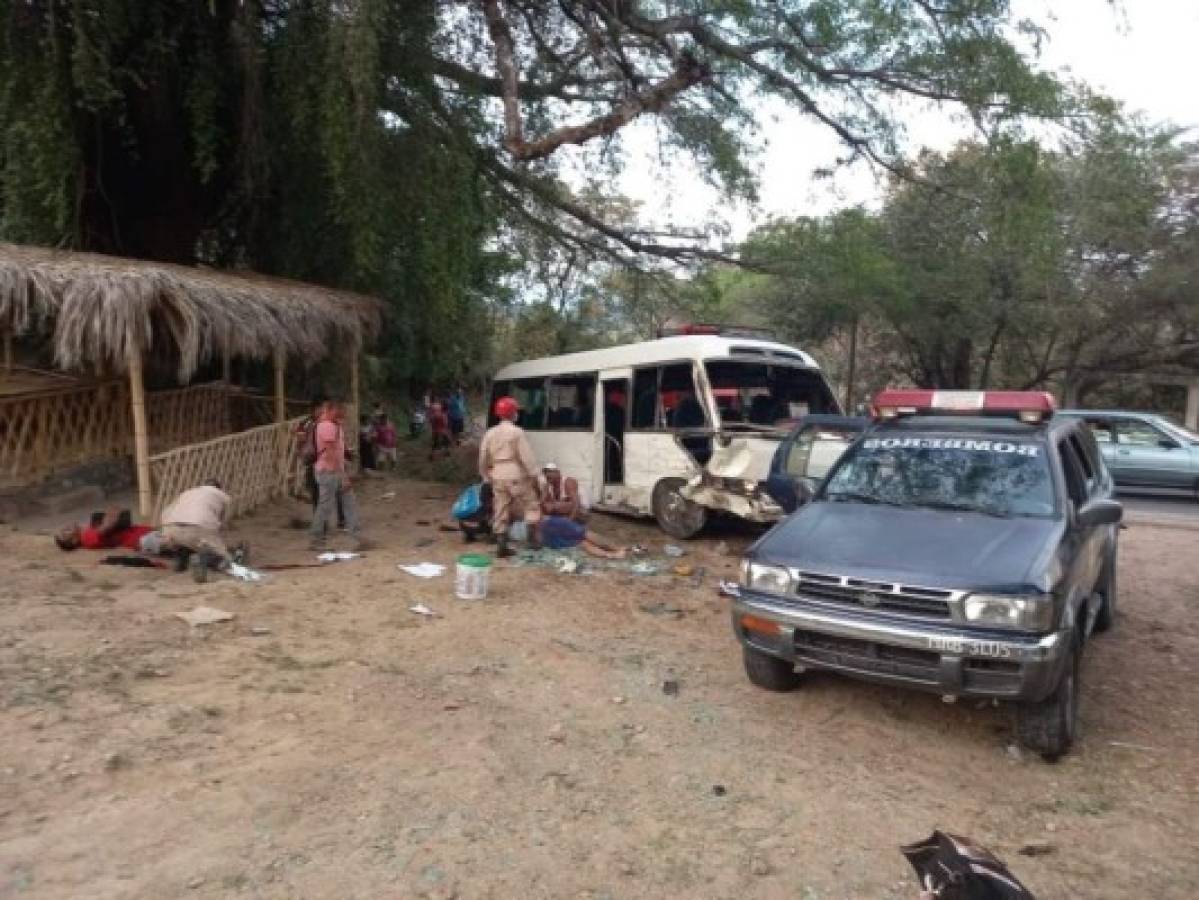 Cantarranas: Rapidito que hacía excursión sufre accidente y deja ocho heridos