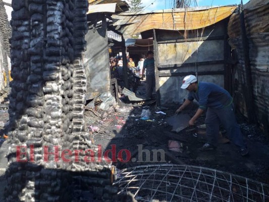 Incendio acaba con 25 puestos del mercado del Zonal Belén