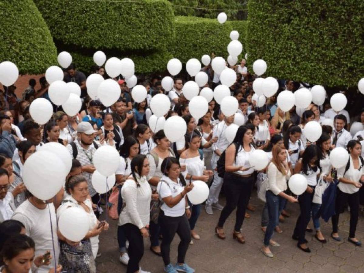 UPNFM lanza globos blancos en honor a Douglas, el estudiante asesinado en Tegucigalpa