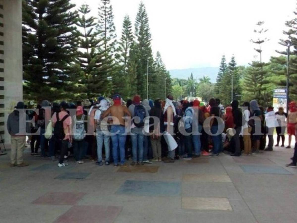 Estudiantes desalojan la UNAH de forma pacífica