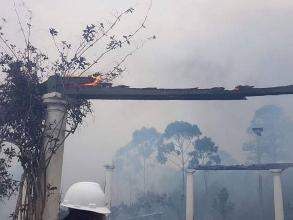 Evacúan cinco familias por incendio forestal que amenaza El Hatillo
